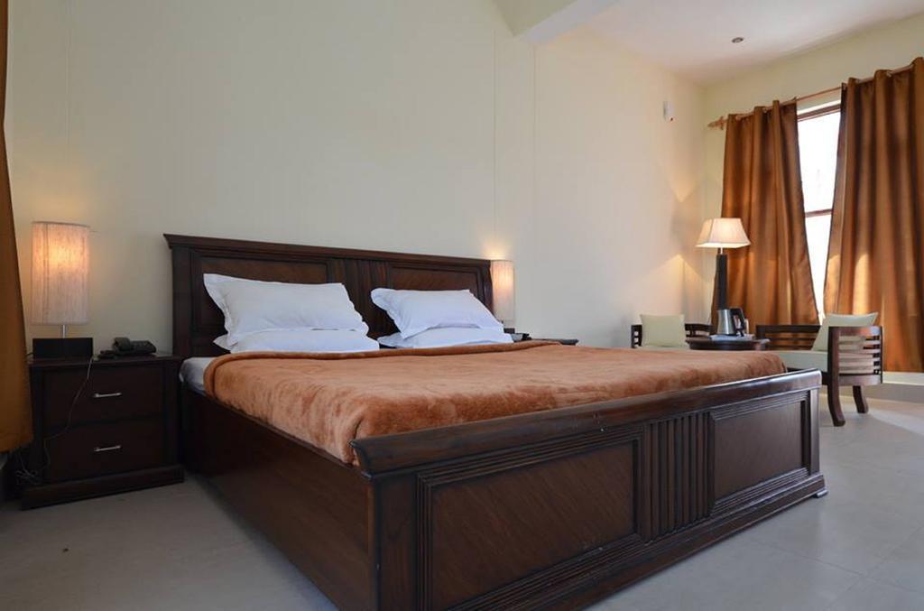 דרמסאלה Hotel Deodar Villa חדר תמונה