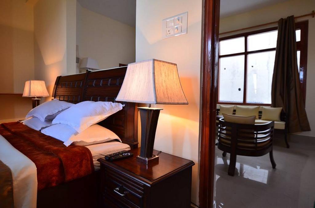 דרמסאלה Hotel Deodar Villa חדר תמונה